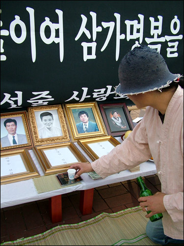 노숙 생활 중 사망한 선배 고 송영민 씨에게 술을 따르는 이호준씨. 